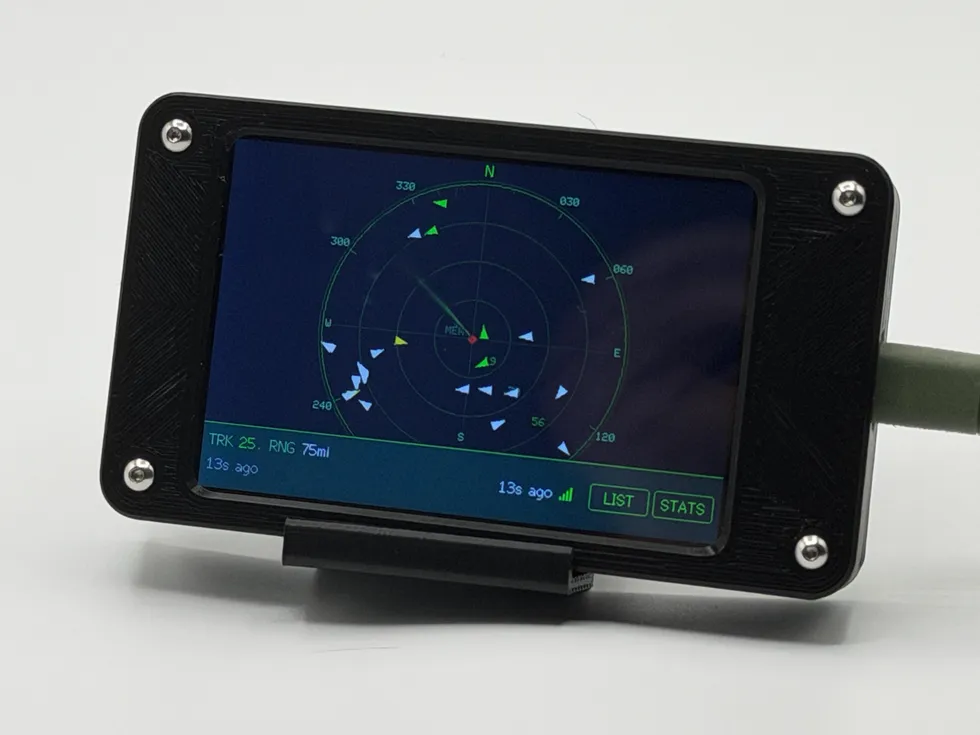 Squawk Box radar view: circular ATC-style scope tracking 25 aircraft within a 75-mile range